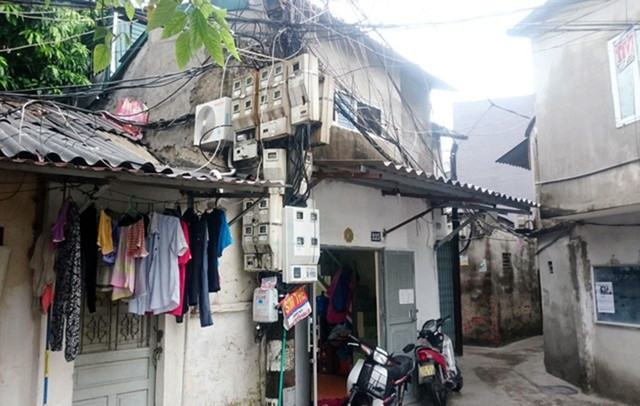 Gần 600 gia đình ở khu dân cư số 4 phường Thanh Nhàn (quận Hai Bà Trưng, Hà Nội) phải sống cảnh lụp xụp vì đất nằm trong dự án "treo". Ảnh: NGỌC CƯƠNG