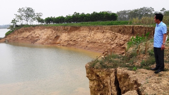Cán bộ xã Thiệu Đô lo lắng trước tình trạng lở bãi bồi.