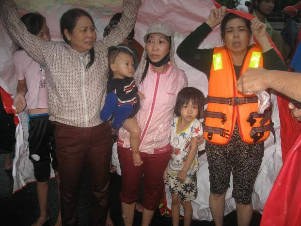 Các cô giáo và học sinh Trường mầm non xã An Hiệp vượt lũ an toàn.