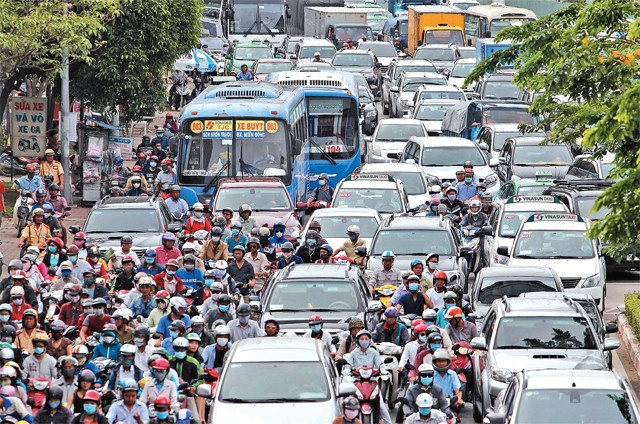 Lượng khách đi xe buýt ngày càng giảm do tình trạng kẹt xe diễn ra phổ biến. Trong ảnh: Đường Điện Biên Phủ trong giờ cao điểm.