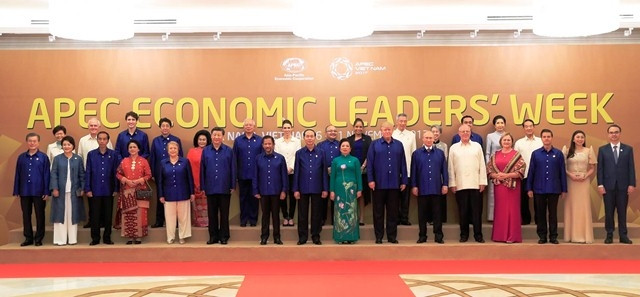 Trang phục APEC 2017 phối hợp kiểu dáng hiện đại, đồng thời kế thừa trang phục truyền thống Việt Nam là món quà đặc biệt Chủ tịch nước dành cho các vị khách quý. (Ảnh: TRẦN ANH TUẤN)