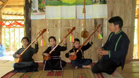 Anh Văn Tiến Khởi hướng dậy các em nhỏ hát then, đánh đàn tính.