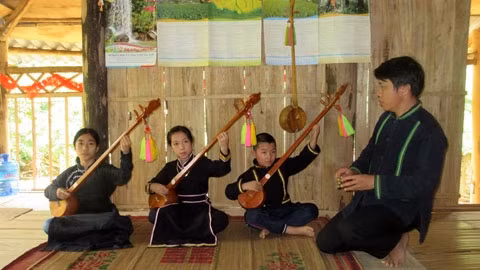 Anh Văn Tiến Khởi hướng dậy các em nhỏ hát then, đánh đàn tính.