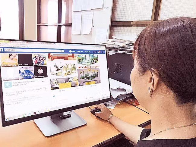 Cán bộ, công chức, viên chức, người lao động, học sinh, sinh viên TP Hà Nội cần giữ gìn chuẩn mực khi tham gia môi trường mạng. Ảnh: LAN UYÊN