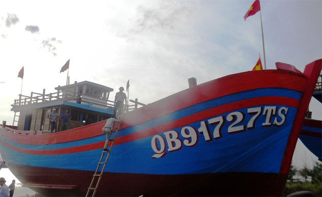 Ngư dân Quảng Bình hạ thủy tàu cá đầu tiên theo NĐ 67 của Chính phủ