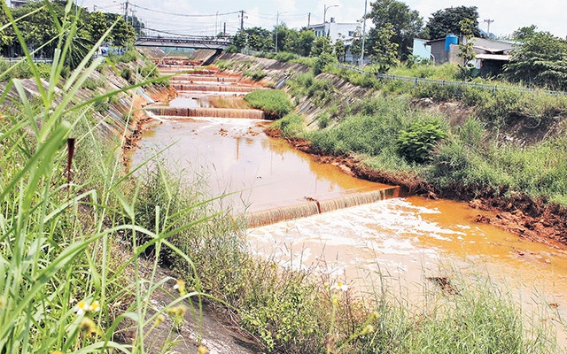 Kênh Ba Bò đoạn qua quận Thủ Ðức bị ô nhiễm, ảnh hưởng nghiêm trọng cuộc sống người dân.