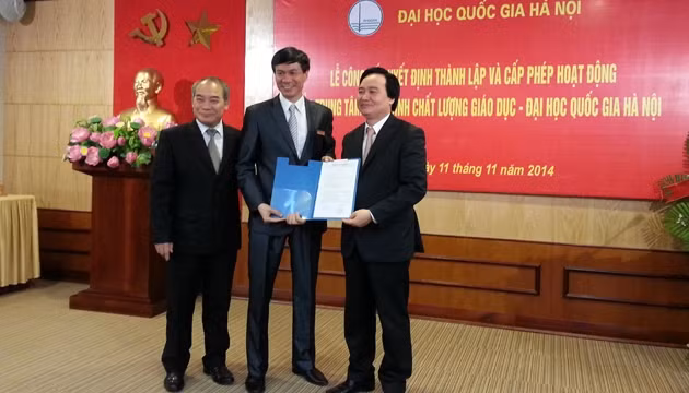 Lãnh đạo Bộ GD&ĐT, ĐHQGHN trao quyết định thành lập và cấp phép hoạt động cho Giám đốc Trung tâm KĐCLGD – ĐHQGHN