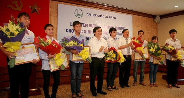 Những học sinh xuất sắc được khen thưởng trong buổi lễ