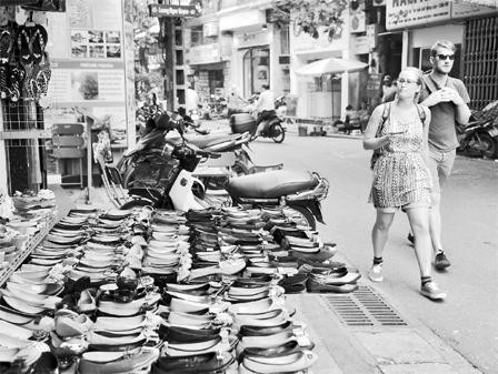 Người dân kinh doanh lấn chiếm vỉa hè, lòng đường. Ảnh: HẢI LINH