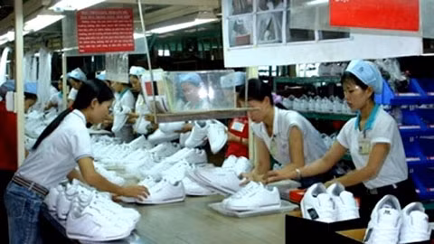 Sản xuất giày da xuất khẩu tại Tập đoàn giày Thái Bình (Bình Dương).