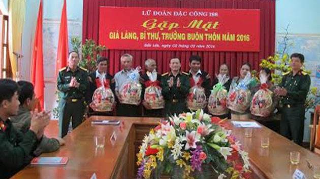 Lữ đoàn Đặc công 198 gặp mặt và tặng quà cho các già làng, bí thư chi bộ, trưởng thôn, buôn ở Tây Nguyên.