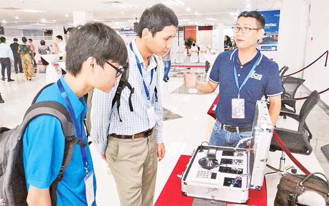 Các đại biểu tham quan sản phẩm ứng dụng công nghệ Blockchain trưng bày tại Hội nghị quốc tế "Công nghệ Blockchain cho đô thị thông minh".