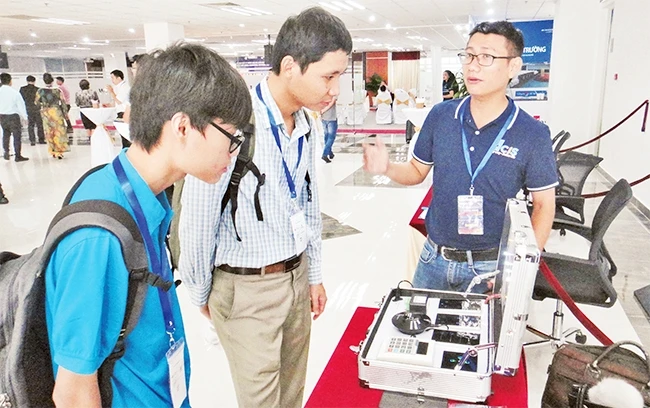 Các đại biểu tham quan sản phẩm ứng dụng công nghệ Blockchain trưng bày tại Hội nghị quốc tế "Công nghệ Blockchain cho đô thị thông minh".
