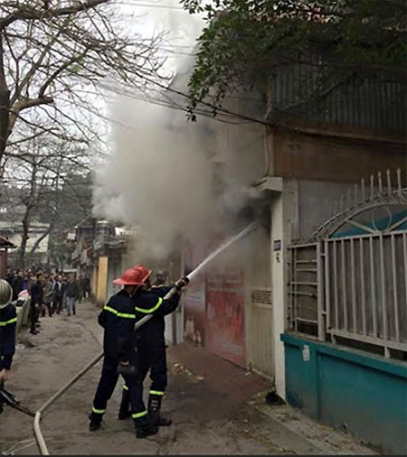 Lực lượng PCCC tiếp cận hiện trường khống chế đám cháy.