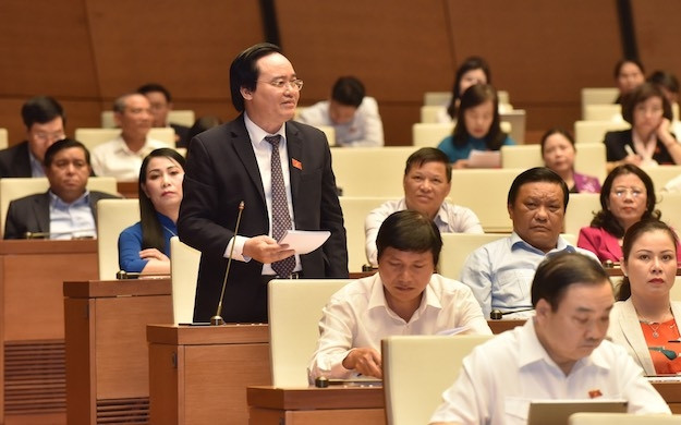 Bộ trưởng GD-ĐT Phùng Xuân Nhạ giải trình tại phiên thảo luận tại hội trường, Kỳ họp thứ sáu Quốc hội khoá XIV ngày 1-11