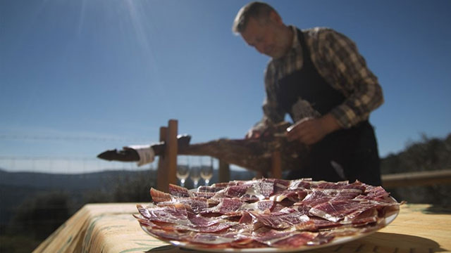 Đùi lợn xông khói Jamón Iberico. Ảnh: ELPAIS
