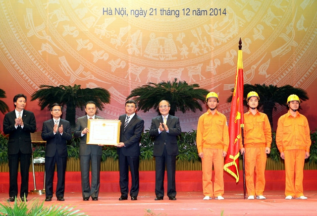 Chủ tịch QH Nguyễn Sinh Hùng trao tặng Huân chương Hồ Chí Minh cho Tập đoàn Điện lực Việt Nam. 