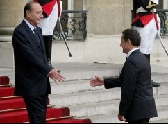 Cựu tổng thống Pháp Jacques Chirac
và tân tổng thống Nicolas Sarkozy
trong lễ nhậm chức.