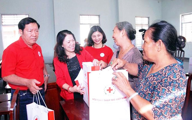 Lãnh đạo T.Ư Hội Chữ thập đỏ Việt Nam trao quà tặng các hộ nghèo xã Tân Ninh, huyện Tân Thạnh (Long An). Ảnh: LÊ DUY