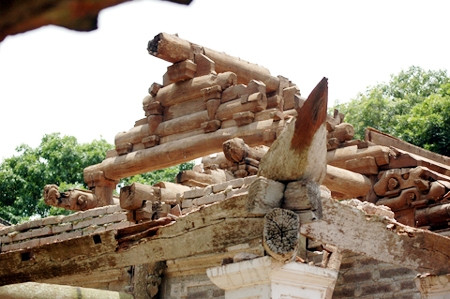 Cấu kiện gỗ chùa Sổ bị phơi mưa nắng. Ảnh: HOÀI NAM