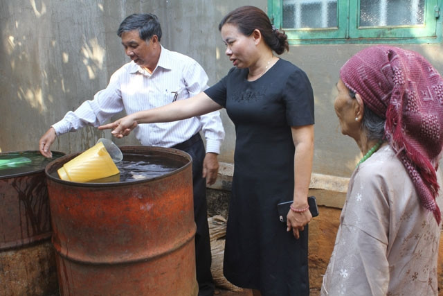 Các cơ quan chức năng kiểm tra nguồn nước giếng của gia đình bà Khuất Thị Sửu.