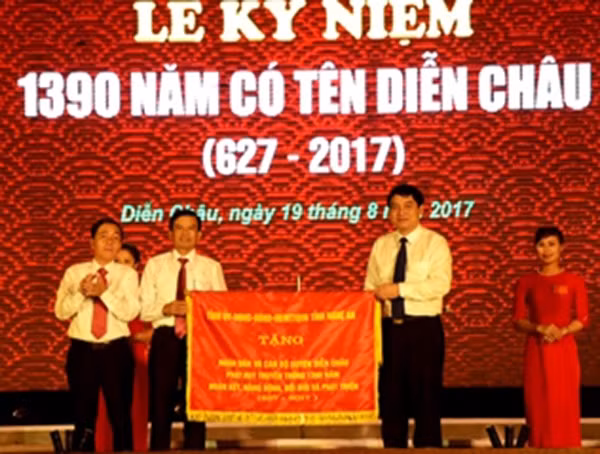 Đồng chí Nguyễn Đắc Vinh, Ủy viên T.Ư Đảng, Bí thư Tỉnh ủy trao tặng nhân dân và cán bộ huyện Diễn Châu bức trướng kỷ niệm.