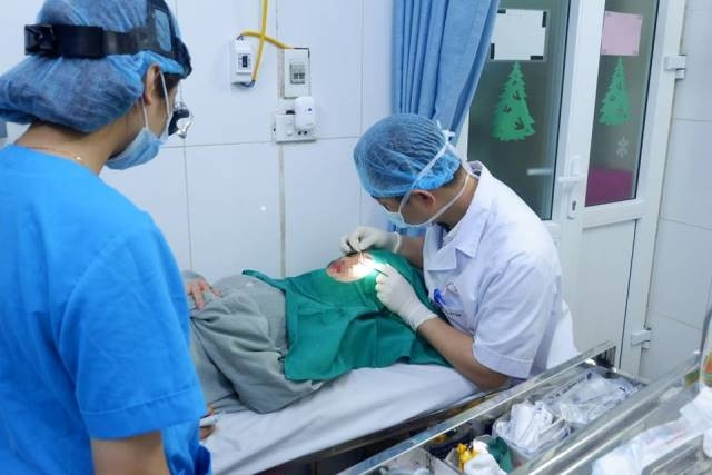 Chảy máu không ngừng vì cắt mí mắt ở spa