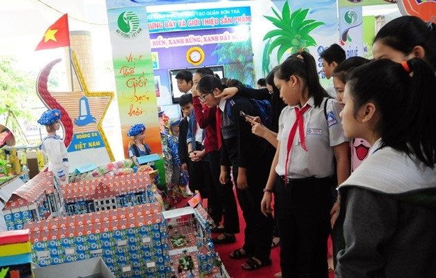 Học trò hào hứng với các sản phẩm bảo vệ môi trường.