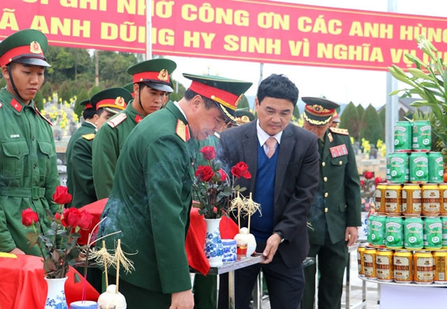 Lễ truy điệu và an táng hài cốt liệt sĩ quân tình nguyện Việt Nam hy sinh tại Lào, do tỉnh Điện Biên tổ chức.