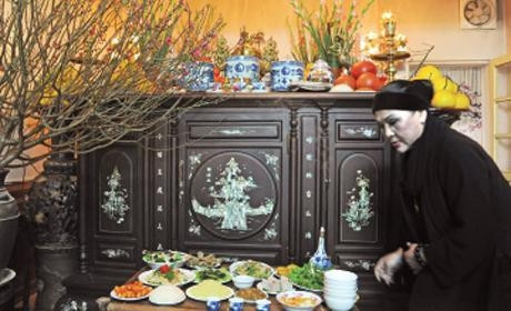 Tết đến, Xuân về, trong mỗi gia đình ở Hà Nội đều không thể thiếu hoa đào và mâm cỗ Tết truyền thống.