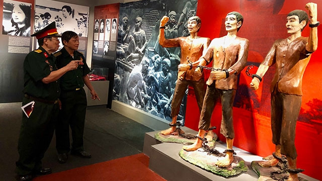 Các chiến sĩ cách mạng ôn lại kỷ niệm một thời.