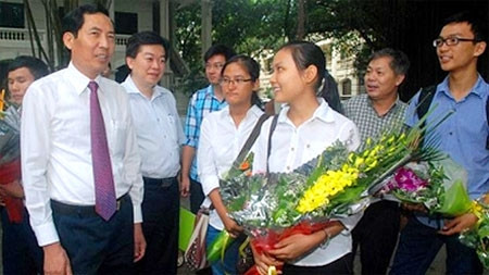 Đồng chí Thuận Hữu, Ủy viên Trung ương Đảng, Tổng Biên tập Báo Nhân Dân với các thủ khoa tại lễ trao giải.