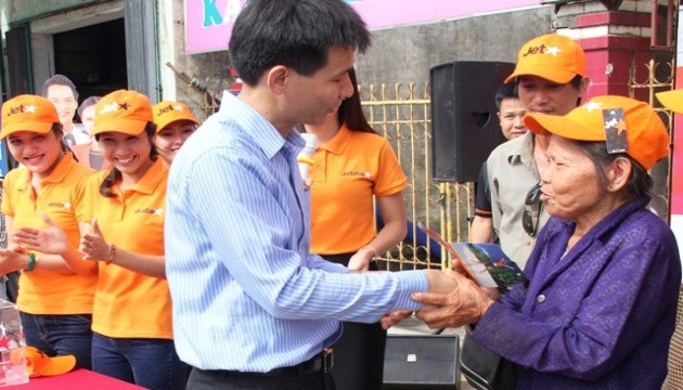 Cụ Nguyễn Thị Bảng (Thanh Hóa) cảm động và bất ngờ khi được đặc cách tặng vé.