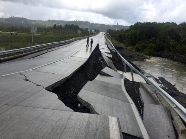 Con đường bị phá hủy sau trận động đất tại Tarahuin, đảo Chiloe, miền nam Chile, ngày 25-12-2016. (Ảnh: Reuters)