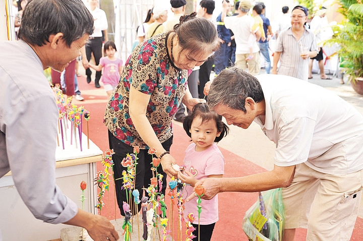 Tò he - món đồ chơi dân gian độc đáo thu hút trẻ đô thị.