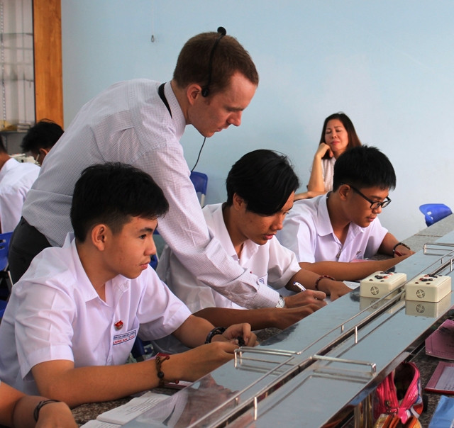 Một tiết học tiếng Anh của học sinh Trường THPT Đinh Tiên Hoàng (TP Vũng Tàu) do giáo viên nước ngoài giảng dạy.