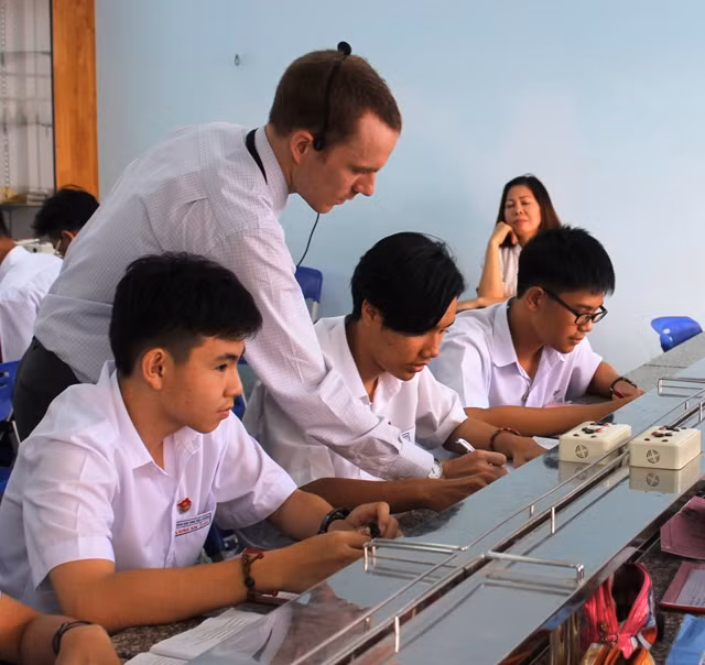 Một tiết học tiếng Anh của học sinh Trường THPT Đinh Tiên Hoàng (TP Vũng Tàu) do giáo viên nước ngoài giảng dạy.