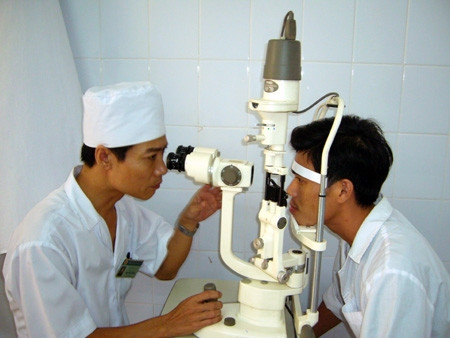 Khám bệnh cho đối tượng BHYT ở Khoa Mắt, Bệnh viện 7 (Quân khu 3). Ảnh: DUY HỒNG