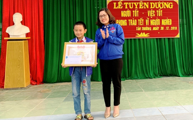 Lãnh đạo Tỉnh đoàn Thanh Hóa tra tặng giấy khen cho học sinh Đỗ Quốc Anh