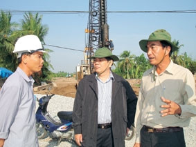 Lãnh đạo Tỉnh uỷ và Giám đốc sở GTVT Hậu Giang<br>thăm công nhân xây dựng cầu Cái Cua