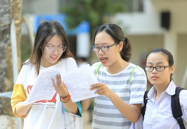 Thí sinh Kỳ thi THPT quốc gia 2019 ra về sau khi kết thúc môn thi Ngoại ngữ