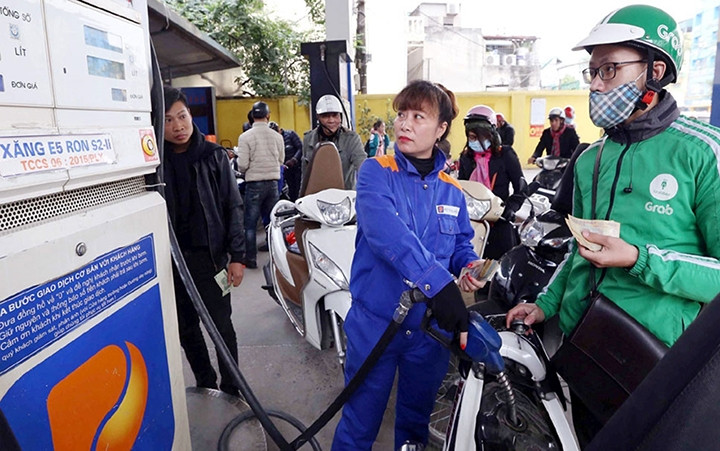 Người tiêu dùng mua xăng E5 tại cây xăng trên phố Tân Mai (Hà Nội). Ảnh: VIỆT HÙNG