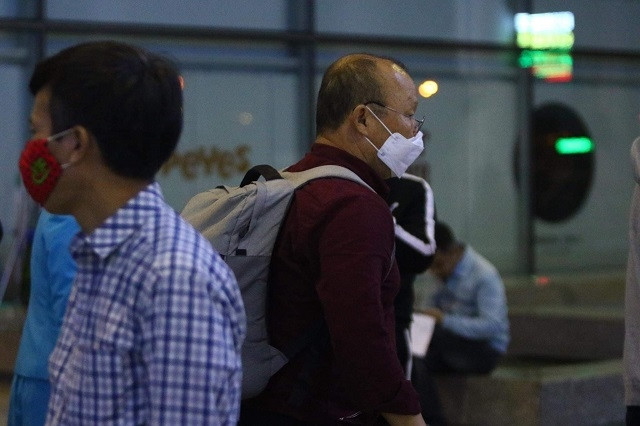 HLV Park Hang Seo đến Hà Nội tối 23-2. (Ảnh: Vietnamnet)