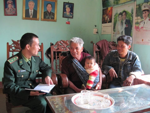 Bộ đội Biên phòng Quảng Trị trao đổi với ông Hồ Thanh Bình, Trưởng bản Ka Tăng (thị trấn Lao Bảo, Hướng Hóa) về hoạt động kết nghĩa với bản Đen-sa-vẳn (Lào).