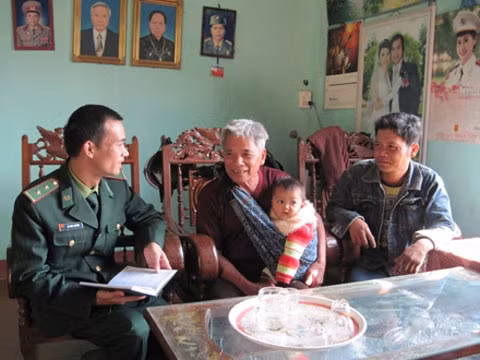 Bộ đội Biên phòng Quảng Trị trao đổi với ông Hồ Thanh Bình, Trưởng bản Ka Tăng (thị trấn Lao Bảo, Hướng Hóa) về hoạt động kết nghĩa với bản Đen-sa-vẳn (Lào).