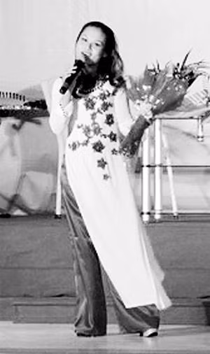 Ca sĩ Quý Hòa đang thể hiện "Mộ khúc" (thơ Xuân Diệu, Phạm Duy phổ nhạc).