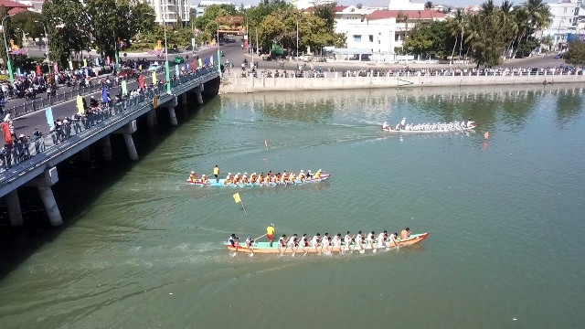 Lễ hội đua thuyền trên sông Cà Ty.