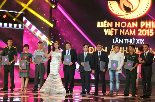 Các nghệ sĩ nhận giải thưởng phim xuất sắc tại LHP lần thứ 19.