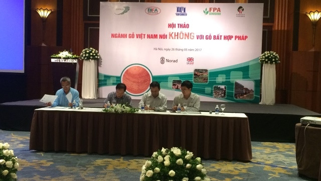 Đại diện các Hiệp hội Gỗ Việt Nam(VIFORES, HAWA, BIFA, FPA Bình Định) cùng ký cam kết và đưa ra tuyên bố chung nói không với gỗ bất hợp pháp.