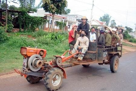 Mặc dù bị cấm nhưng nhiều xe công nông, xe độ chế vẫn ngang nhiên đi lại trên quốc lộ.
